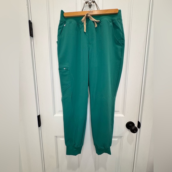 Figs Indocyanine Green Scrub Set- Medium Petite 💚 - Picture 2 of 14